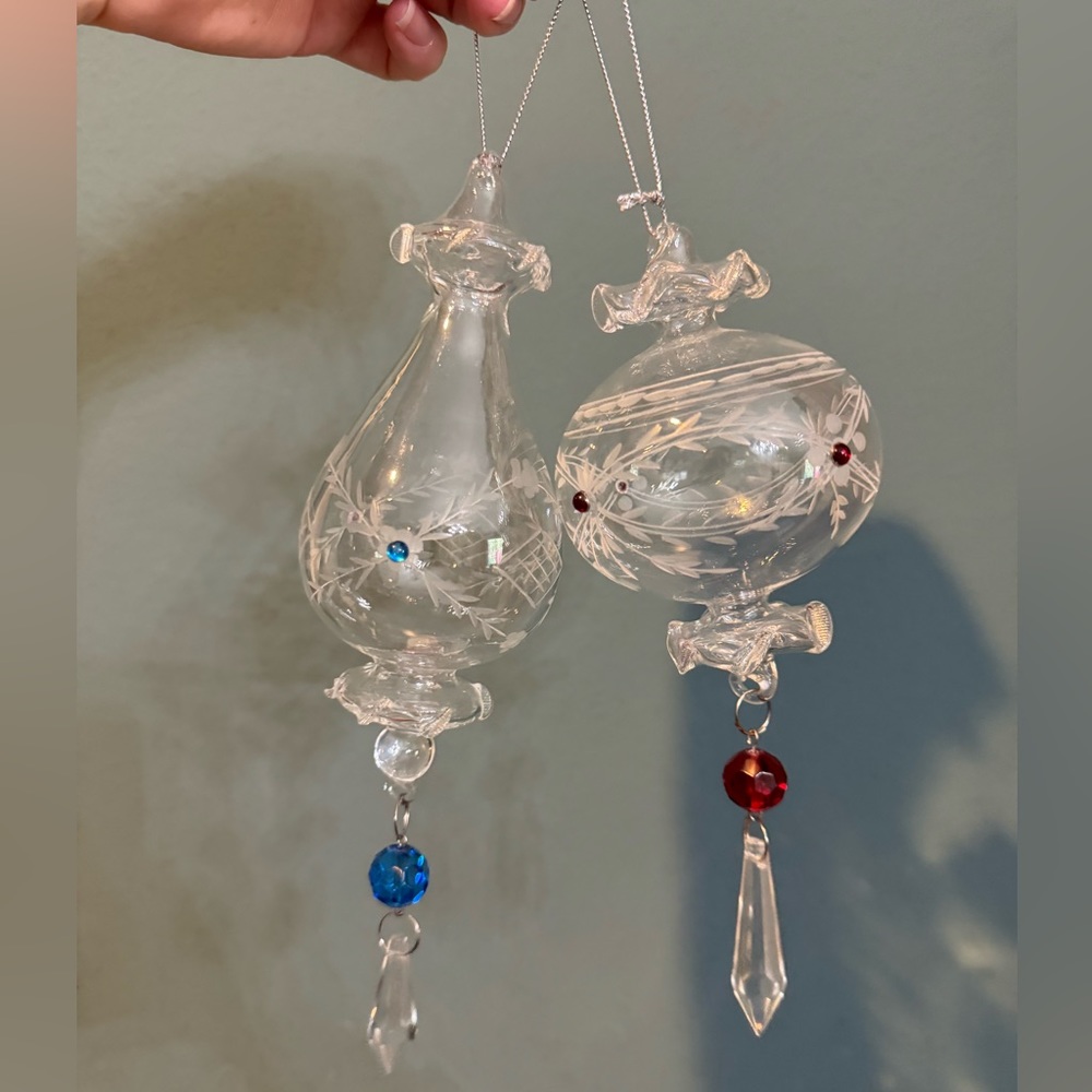 Pair of Artisan art etched glass Christmas ornaments - red and blue - Picture 1 of 6